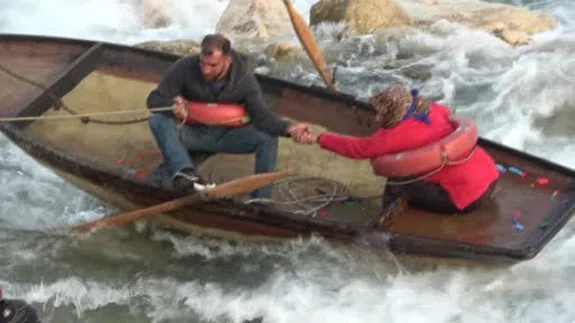 Seyhan Nehrinde can pazarı: Ele ele tutuşup yardım beklediler