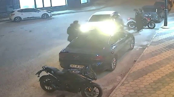 Telefonla konuşuyordu, kıl payı kurtuldu! 2 araç arasında ölümden kaçış anbean kamerada...