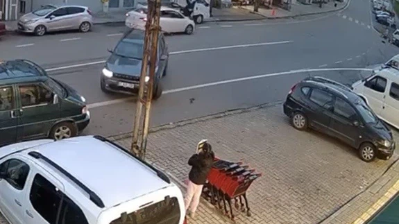 Trabzon’da otomobilin çarptığı genç kadın metrelerce savruldu... O anlar kamerada