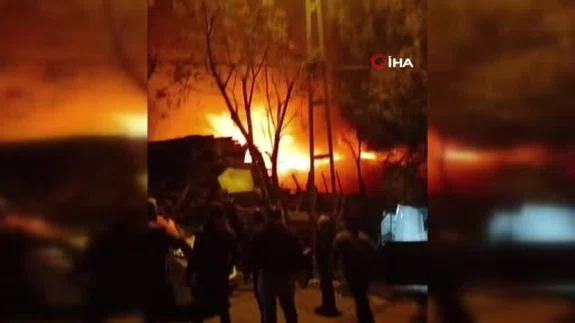 Tuzla’da korkutan yangın: İki gecekondu alevlere teslim oldu