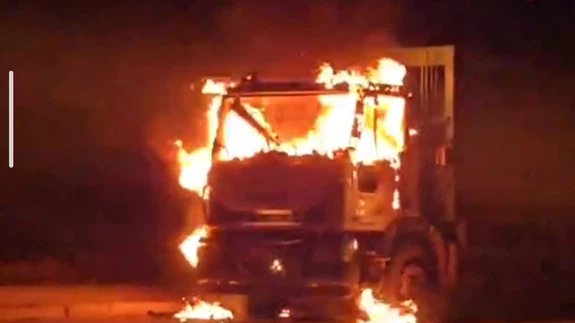 Van’da çöp kamyonu alev alev yandı