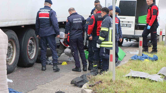 Amasya’da cenaze dönüşü feci kaza kamerada: Otomobilden fırlayan bebek hayatını kaybetti