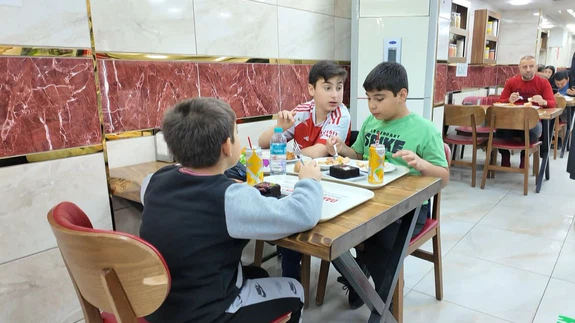 "Bugün patron benim": 23 Nisan geleneği Avcılar’daki lokantada yaşatıldı