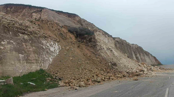 Batman’da heyelan: Üniversitenin yolu ulaşıma kapandı