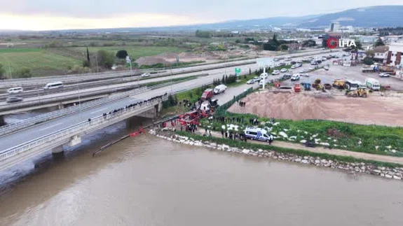 Bursa’da debisi yükselen derede aracıyla sürüklenen sürücü hayatını kaybetti: O anlar kamerada