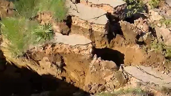 Bursa’da meydana gelen heyelan yolu parçalara ayırdı