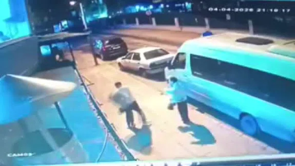 Esenyurt’ta bir şahıs sokak ortasında iki kadını darp etti