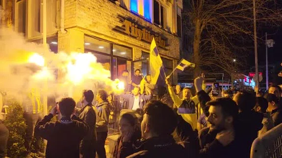 Fenerbahçeli taraftarlar, stat çevresinde derbi galibiyetini kutladı