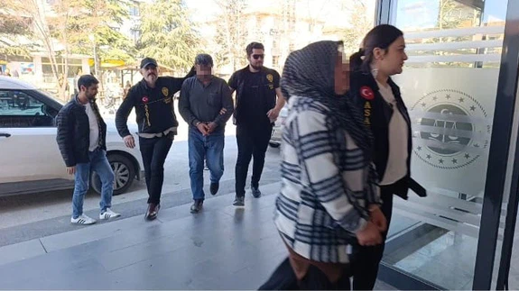 Halı çırpma kavgası mezarda bitti: Yaşlı çifti acımadan vurdular!
