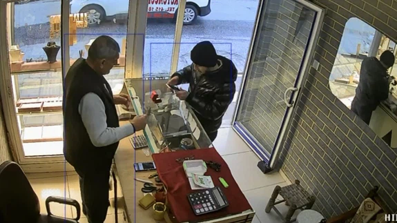 Mardin’de kuyumcuya müşteri gibi girip yüzük çalan hırsız tutuklandı