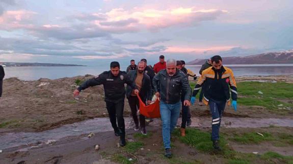 Polisler soğuk havaya aldırış etmeden Van Gölü’ne girip vatandaşı kurtardı