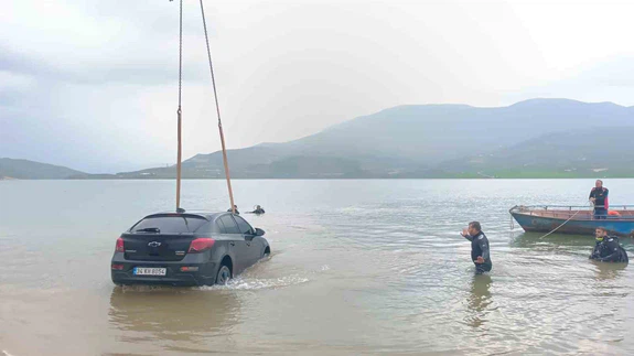 Siirt’te otomobil baraj gölüne düştü