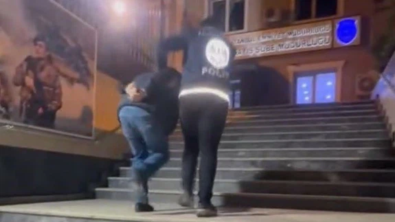 Sosyal medyada polis yeleği giyerek yayın yapan şahıs gözaltına alındı