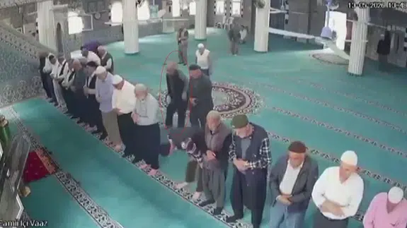 Secdeye giderken yere yığılmıştı: İmamın soğukkanlı müdahalesi hayat kurtardı