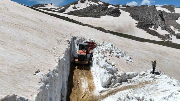 Bir yanda 6 metrelik kar altında mücadele diğer yanda sahillerde yaza hazırlık