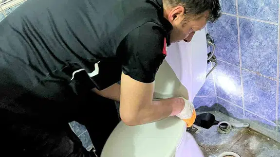 Meraklı yavru kedinin tehlikeli macerası: İtfaiye ekipleri seferber oldu
