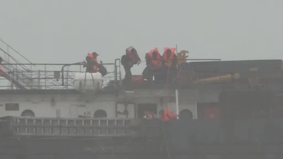 8 mürettebat mahsur kaldı: Fırtınanın ortasında roketli kurtarma operasyonu