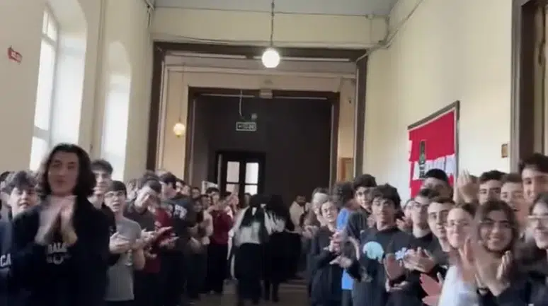 Öğretmenlerini sevgiyle karşıladılar: Cağaloğlu’ndan örnek davranış