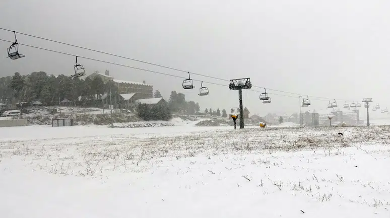 Bir gecede beyaza büründü! Kars ve Ardahan’da kış yüzünü gösterdi