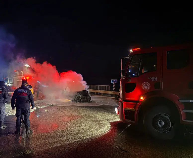 Lüleburgaz’da korku dolu anlar! 4 araç çarpıştı, biri yanarak kül oldu