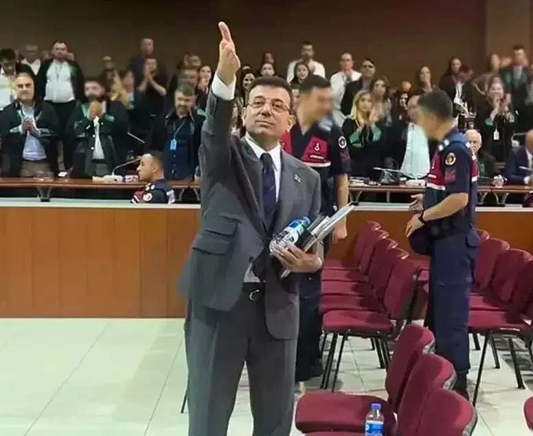 İBB Yolsuzluk Davasında Kapı Krizi: Avukatlar Protestoyla Tepki Gösterdi