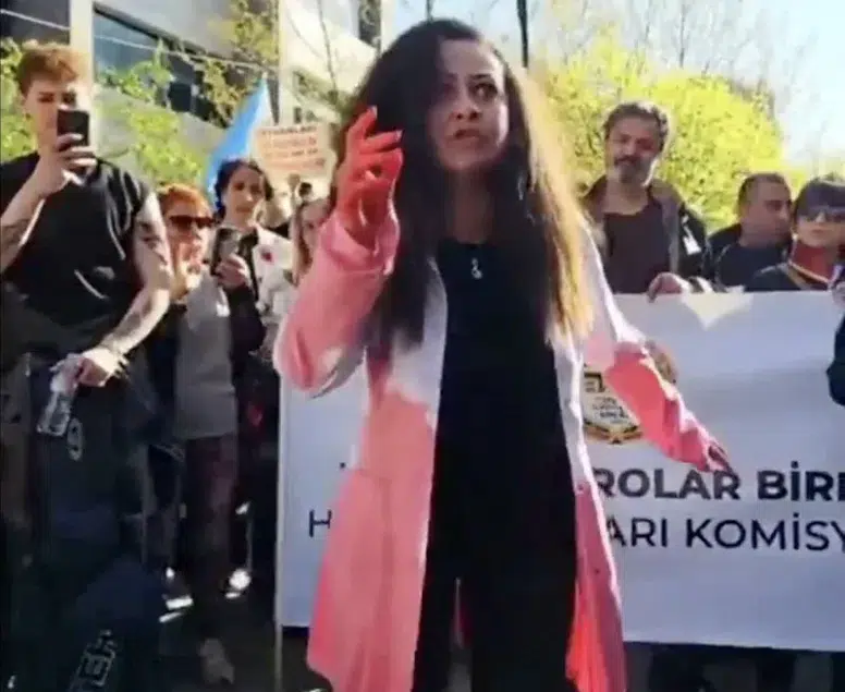 Eylem mi tiyatro mu? Sokak köpeği düzenlemesine karşı çıkan kadının hareketleri pes dedirtti!