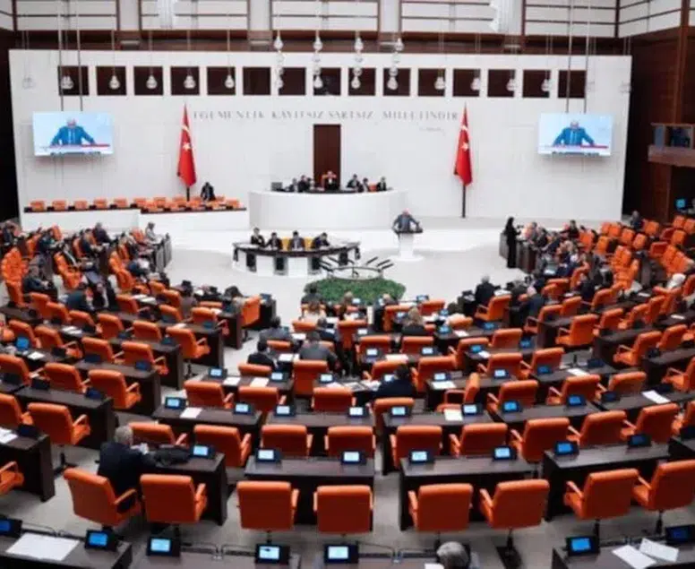 Babalık izni uzatılıyor! TBMM'den işçi ve memura yeni izin müjdesi: Tam 10 gün...