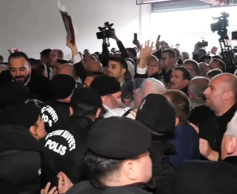 Belediye önünde savaş alanı! Biber gazlı seçimde Bursa’nın yeni başkanı belli oldu