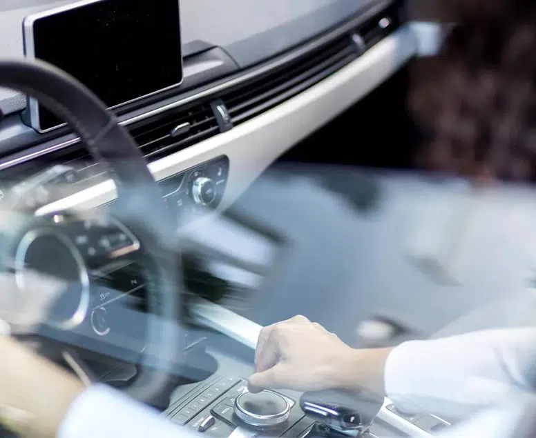 Direksiyonda Ekran Devri Kapanıyor: Yasaklı Cihazlar Tek Tek Belirlendi!