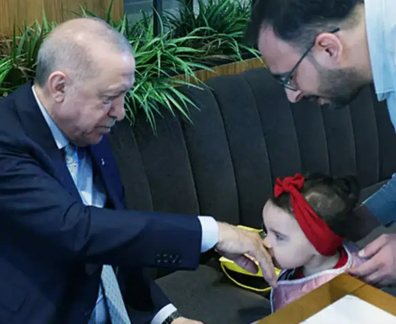 Beyoğlu’nda bayram havası! Erdoğan kafede vatandaşlarla birebir ilgilendi