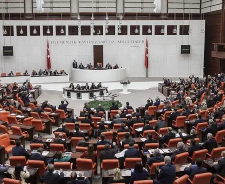 TBMM’den dev aile paketi: Doğum izni uzuyor, babalara ek süre geliyor!