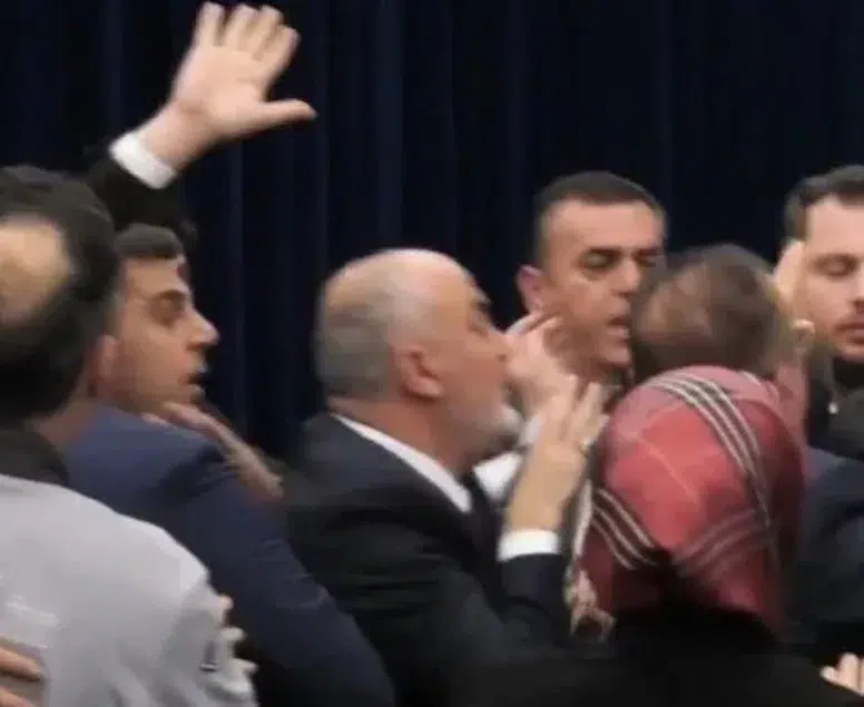 Ataşehir Meclisi'nde seçim değil savaş var! Yumruklu kavga sonrası yeni başkanvekili belli oldu