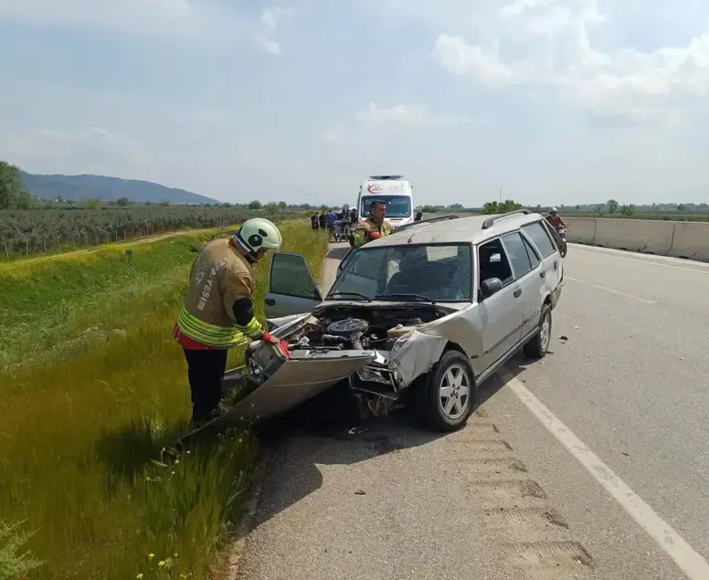 Hatay’ın Hassa ilçesinde tırla çarpışan otomobildeki iki kişi yaralandı