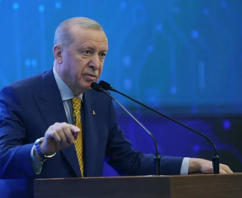 Erdoğan'dan Özel'e sert tepki: 'Bakanlığı bırak, partindeki skandallara bak!'