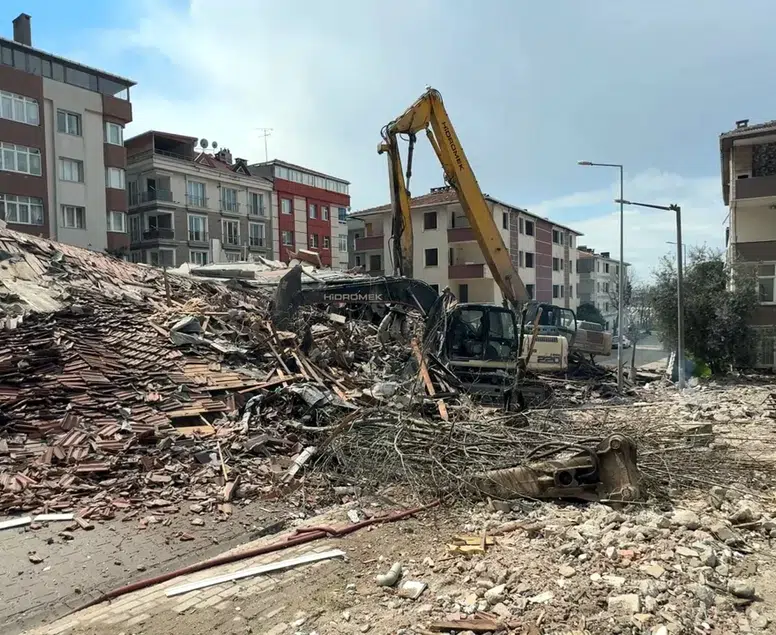 Görüntüler dehşete düşürdü! Avcılar'da kentsel dönüşüm yıkımında bina operatörün üstüne yıkıldı