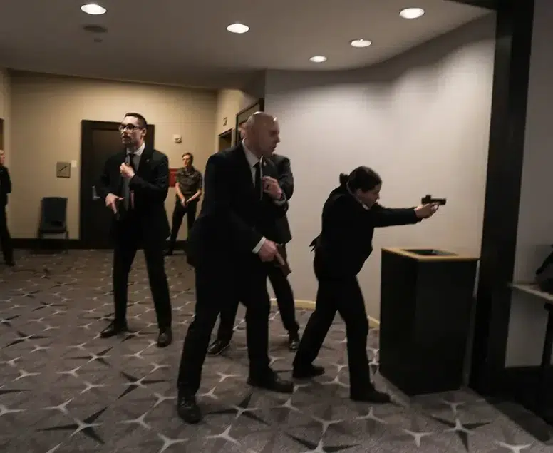 Ayakkabılarını bırakıp kaçtılar... CNN sunucusu saldırganla burun buruna geldiği anı anlattı