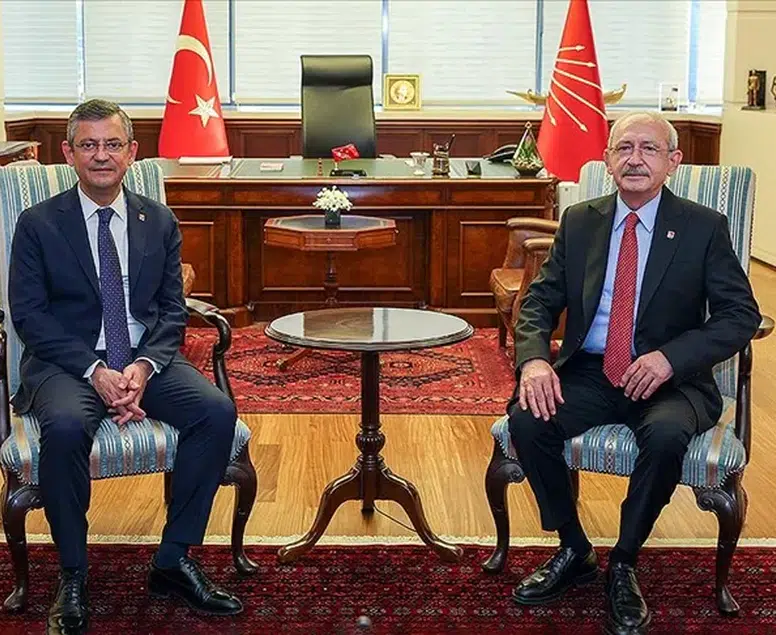 CHP'de iki başlı bayramlaşma: Kılıçdaroğlu Genel Merkez'e döndü, Özgür Özel sokağa indi!