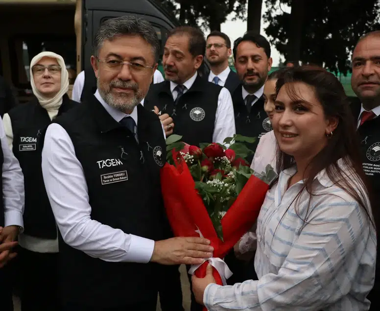 Bakan Yumaklı’dan çiçek kentinde anlamlı kutlama: 'En güzel çiçekler annelere'