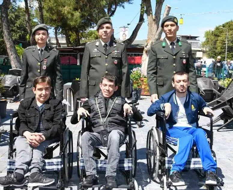 Engelliler Haftası’nda milli dayanışma! 108 sandalye Mehmetçik eliyle dağıtıldı
