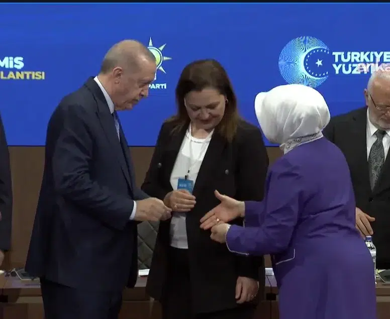 Cumhurbaşkanı Erdoğan rozeti taktı! AK Parti’ye katılan Burcu Köksal’dan ilk mesaj