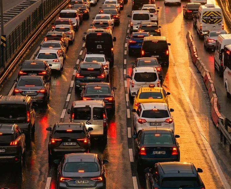 Yollar kilitlendi, trafik durma noktasına geldi! Dönüş çilesi başladı