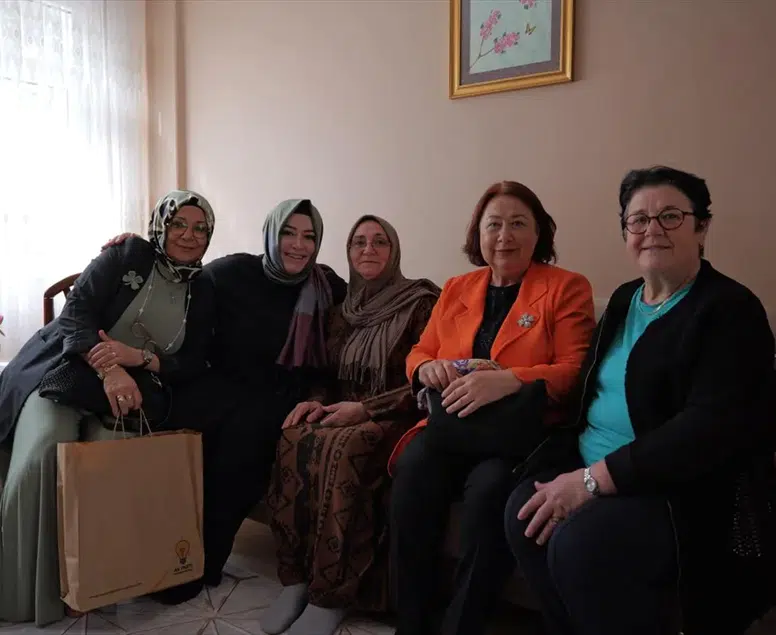 AK Parti İstanbul’da annelerin kapısını çaldı: Gönüllere dokunan anlamlı ziyaret!