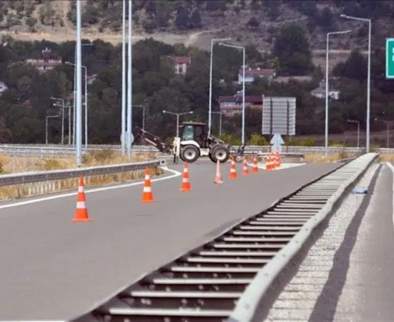 Bugün yola çıkacaklar dikkat! İşte il il trafiğe kapatılan o güzergahlar