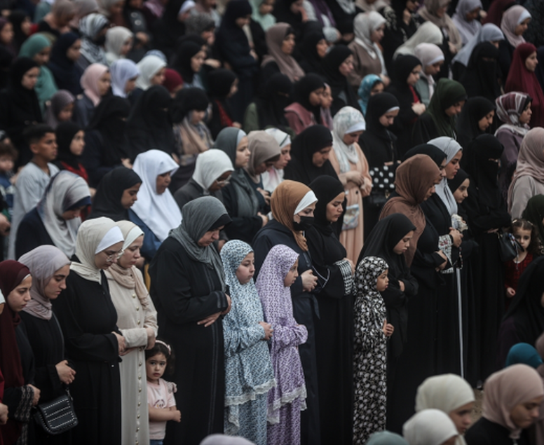 İsrail’in yok edemediği inanç! Gazze sokaklarında bayram saffı