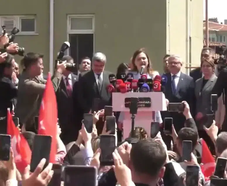 Afyon'da 'Dik Dur Eğilme' sesleri: Burcu Köksal şehre AK Parti rozetiyle döndü!