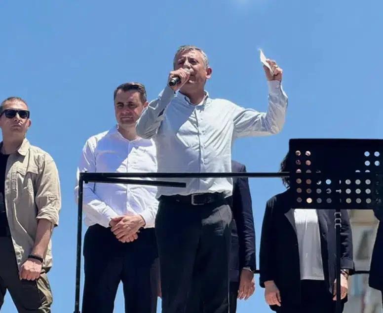 'Elini öpüp, yanında gezeceğim': Özel ile Kılıçdaroğlu arasında liderlik polemiği
