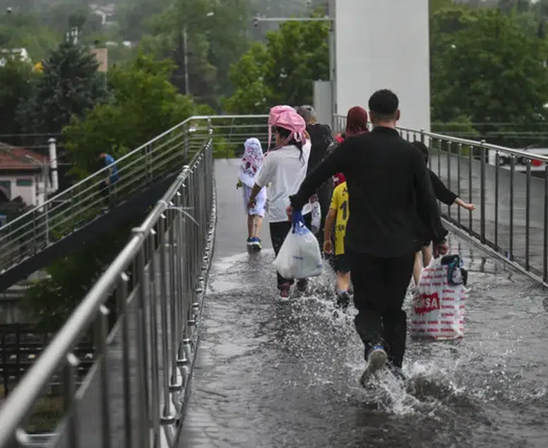 Başkent’te sağanak alarmı! Yollar göle döndü, ulaşım durma noktasına geldi