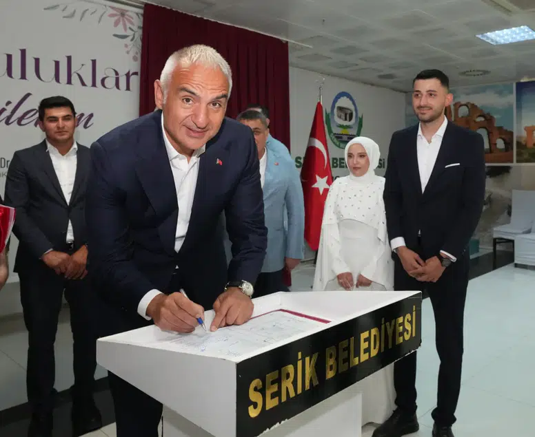 Resmi temaslarda sıcak anlar: Bakan Ersoy'dan genç çifte büyük sürpriz!