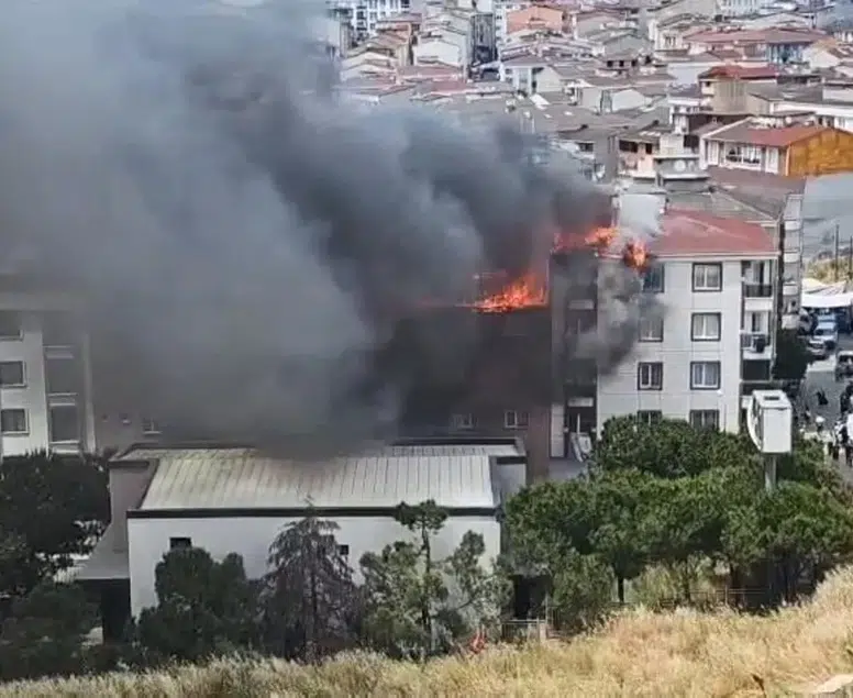 İstanbul’da korkutan yangın! 4 binanın çatısı aynı anda alevlere teslim