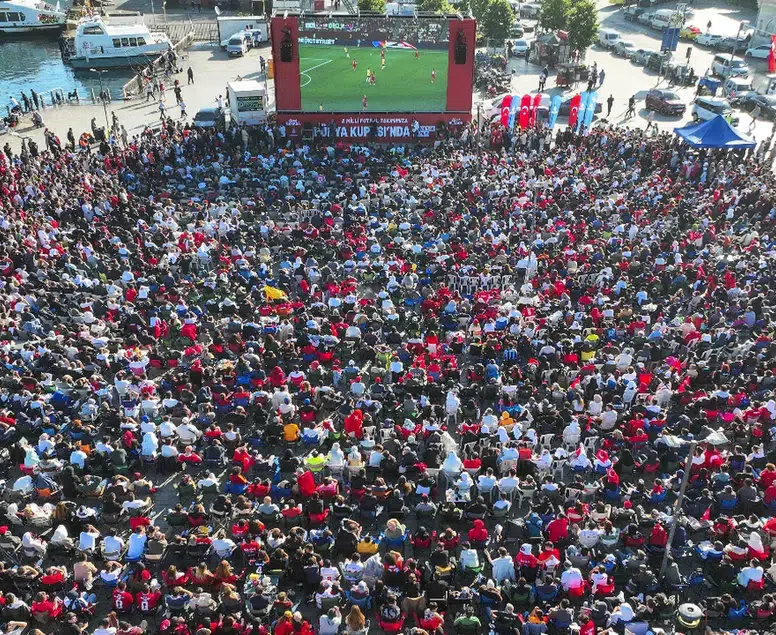 Milli maç coşkusuna YKS ayarı: O illerde dev ekranlar kurulmayacak!